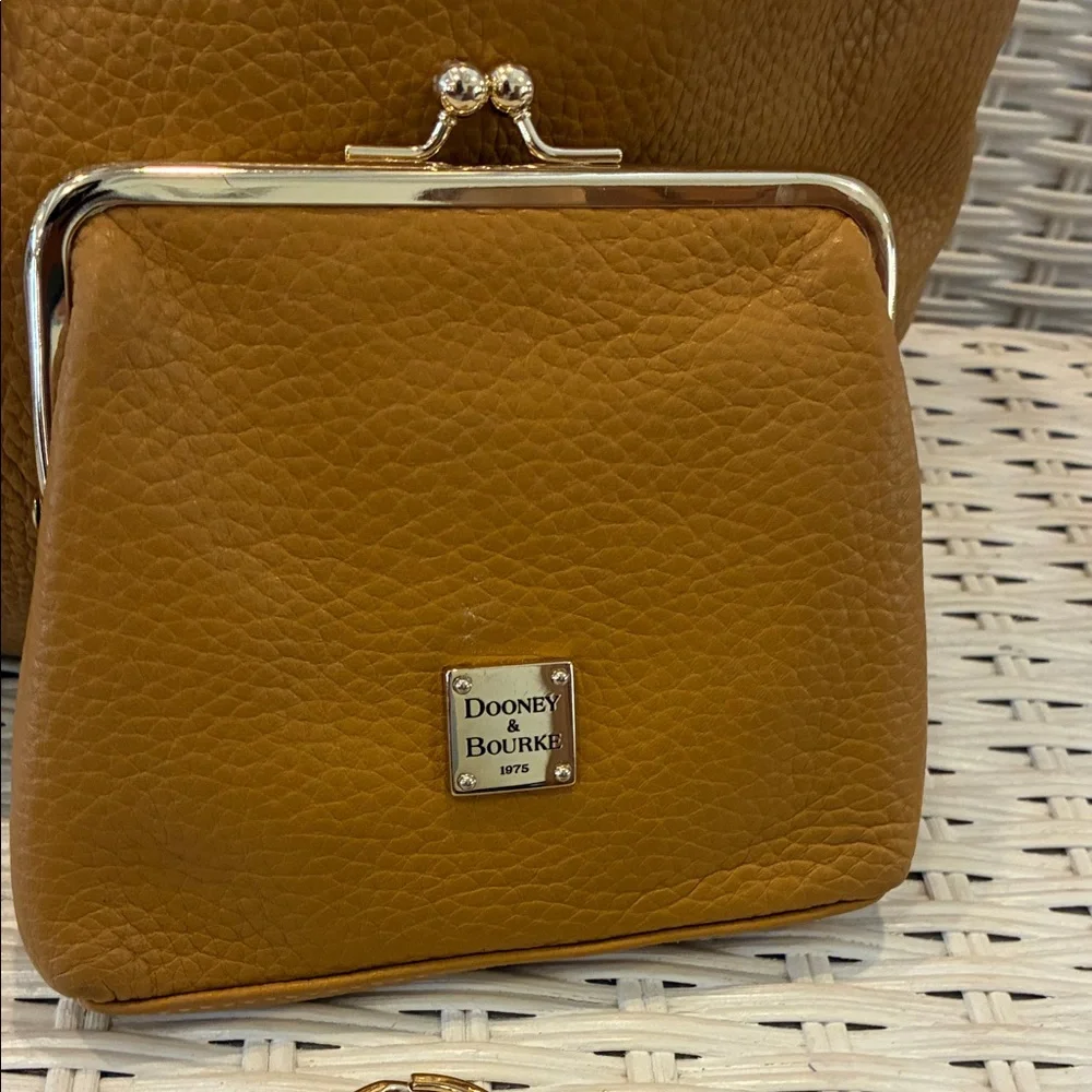 🆕 Dooney & Bourke Leather Shoulder Bag - Excellent Used Condition